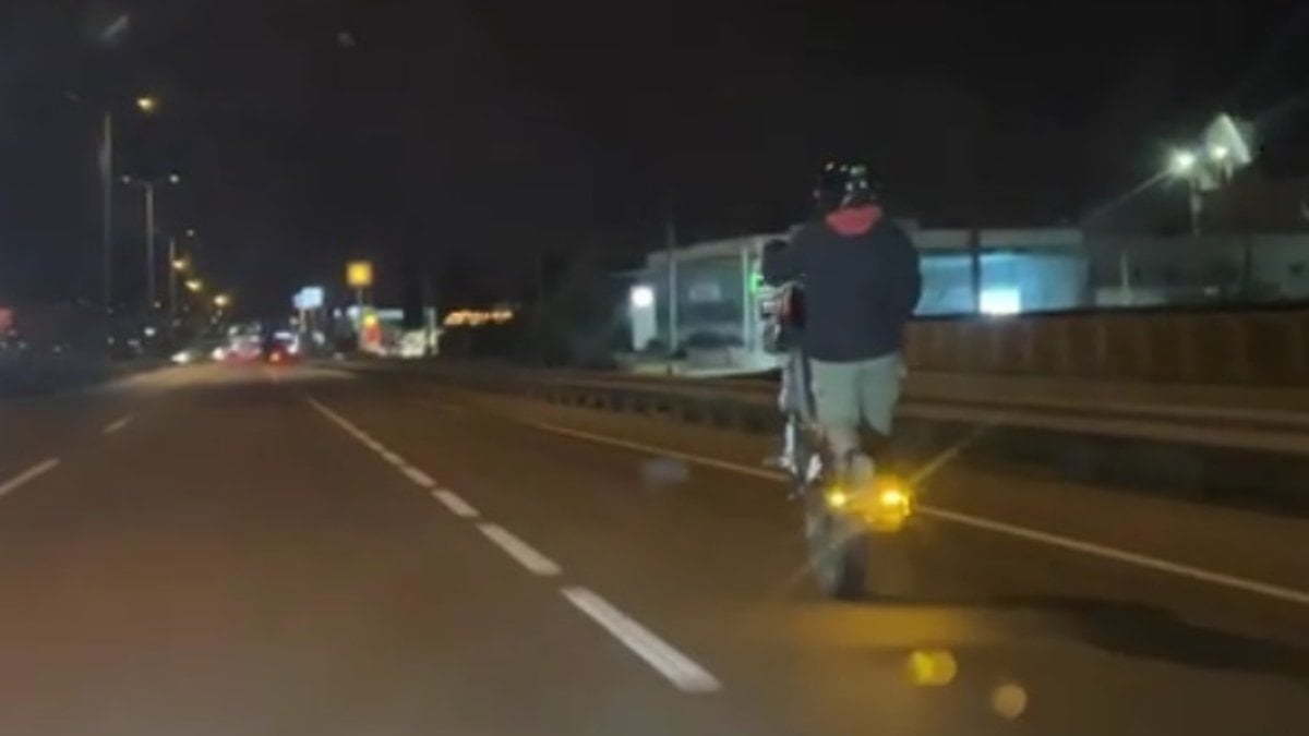 Sakarya’da tehlikeli şov: Motosikletli trafikte tek teker üzerinde ilerledi