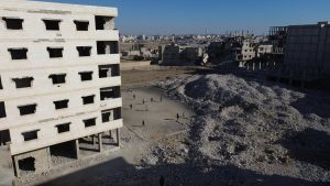 Şam’ın yıkıntıları içinde futbol oynayan Suriyeli çocuklar viral oldu