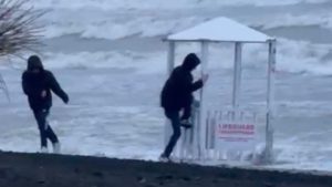 Samsun’da cankurtaran kulübesini denize atmaya çalıştılar