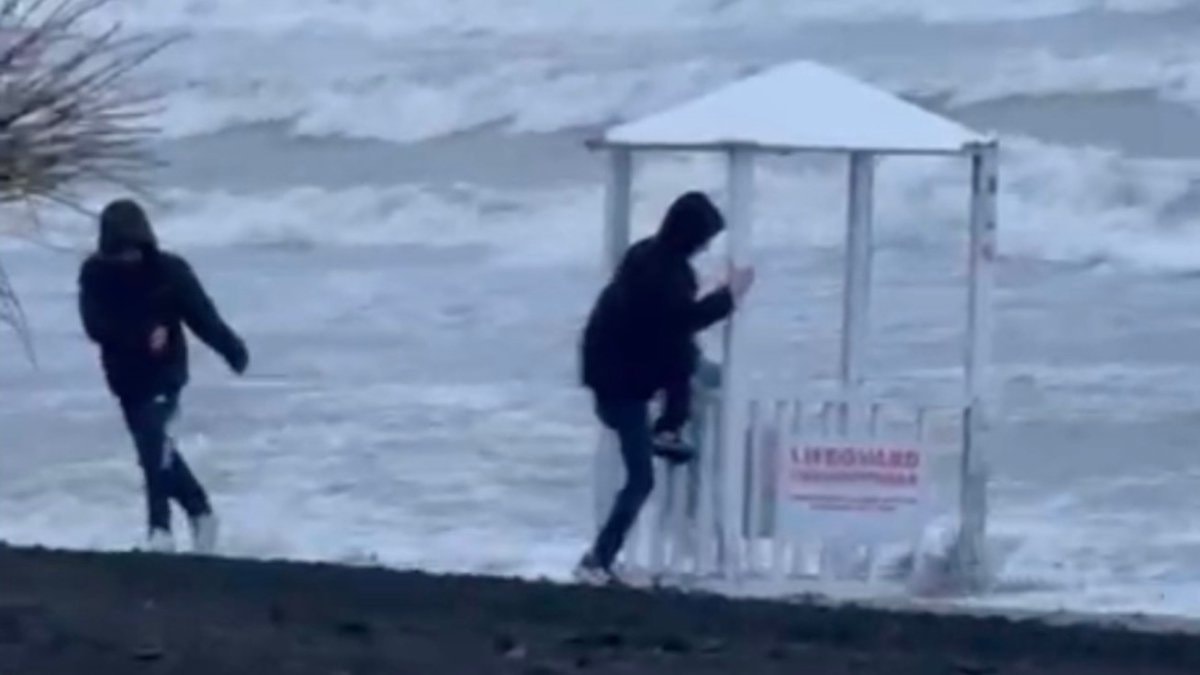 Samsun’da cankurtaran kulübesini denize atmaya çalıştılar