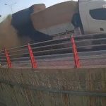 Şanlıurfa’da tırdan düşen saman balyası az daha öldürüyordu