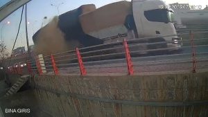 Şanlıurfa’da tırdan düşen saman balyası az daha öldürüyordu