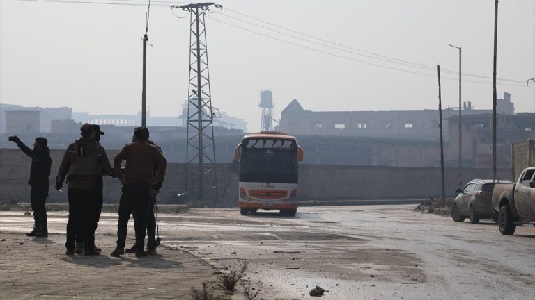 Şeyh Maksut’da 100’den fazla YPG/SDG’li terörist, Suriye güçlerine teslim oldu.