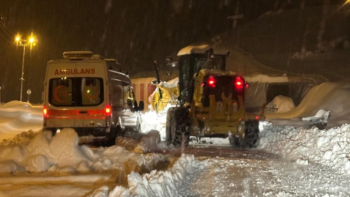 Siirt’te ambulans yolda mahsur kaldı