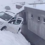 Siirt’te buzlanan yolda kayan araç duvarda asılı kaldı