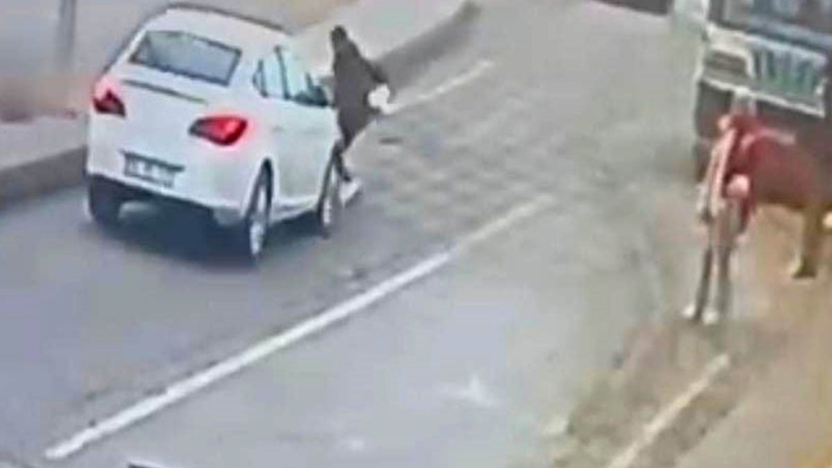 Siirt’te otomobilin yayaya çarptığı anlar kamerada