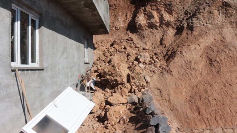 Şırnak’ta yaşanan heyelanda kayalar evi yerle bir etti: 5 kişilik aile ölümden döndü