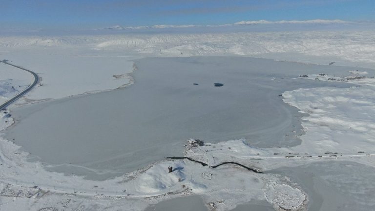 Sivas’ta efsanesi dilden dile dolaşan göl tamamen dondu