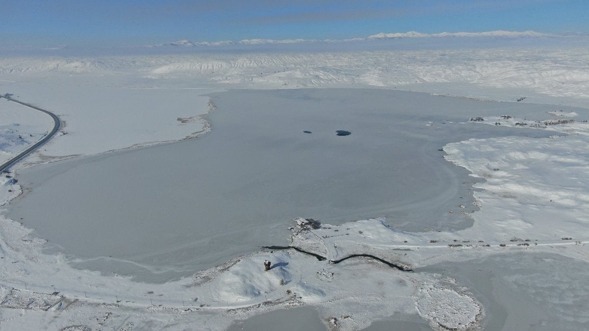 Sivas’ta efsanesi dilden dile dolaşan göl tamamen dondu