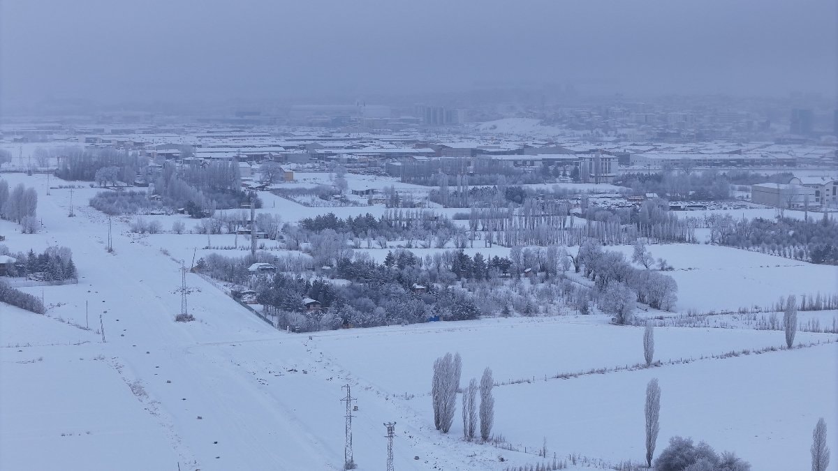 Sivas’ta termometreler eksi 22 dereceyi gösterdi: Şehirde hayat dondu