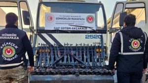 Suriye’den Türkiye’ye giren kamyonda 51 silah ile 41 şarjör ele geçirildi