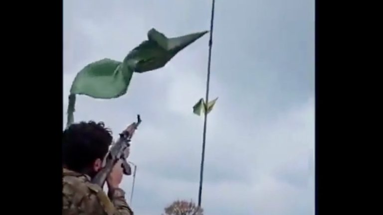 Suriyeli asker PKK/YPG paçavrasını silahla ateş ederek indirdi