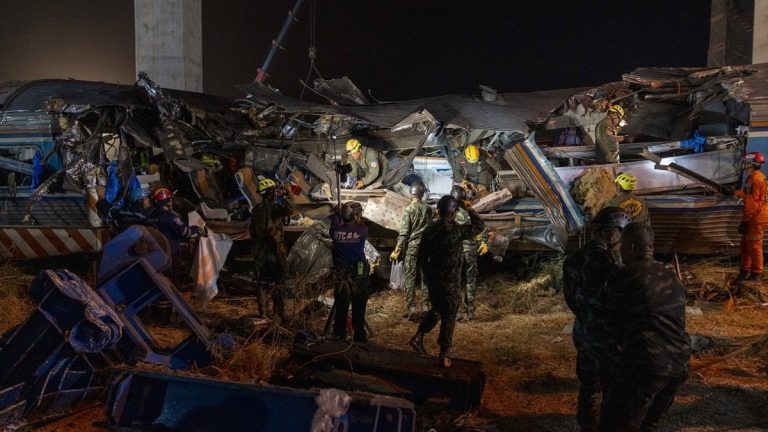 Tayland’da üzerine vinç düşen tren devrildi: 32 ölü