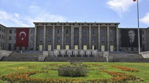 TBMM’de transfer trafiği: 37 vekil partisinden istifa etti