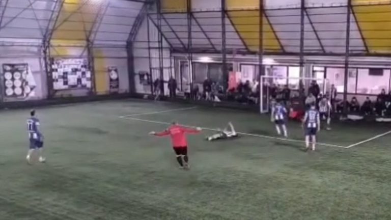 Tekirdağ’da halı sahada dili boğazına kaçan futbolcuyu maçın hakemi kurtardı