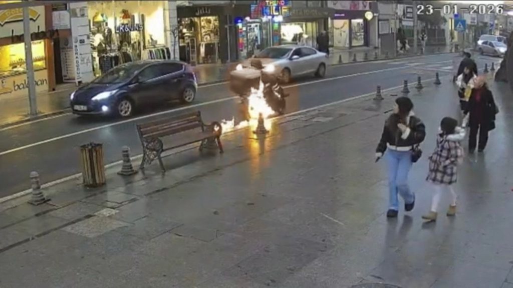 Tekirdağ’da seyir halindeki motosiklet alev aldı: Sürücü saniyelerle kurtuldu