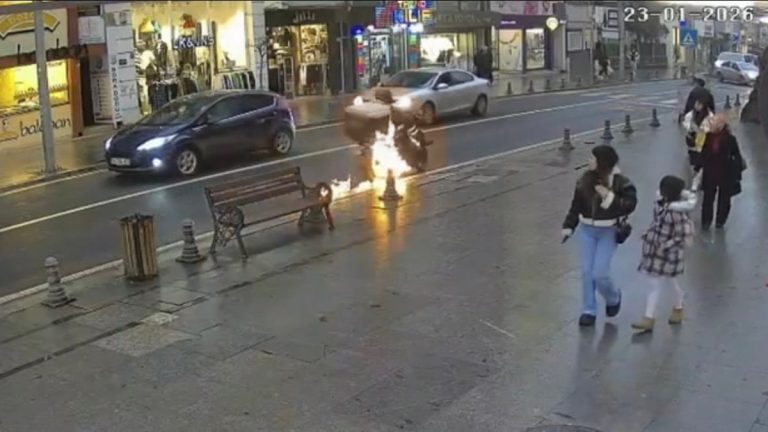 Tekirdağ’da seyir halindeki motosiklet alev aldı: Sürücü saniyelerle kurtuldu