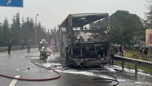 TEM Otoyolu’nda otobüs yangını: Dikkatli yolcu facianın önüne geçti