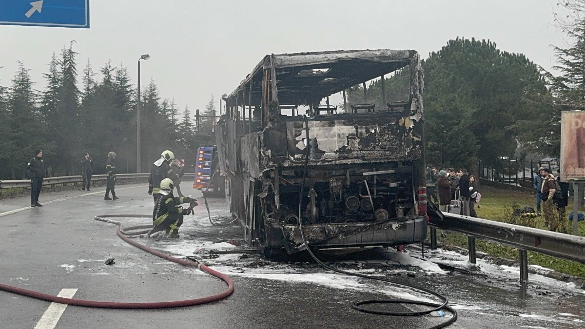 TEM Otoyolu’nda otobüs yangını: Dikkatli yolcu facianın önüne geçti