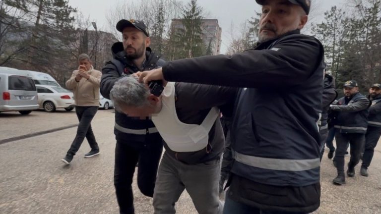 Tokat’ta babasını öldürdü