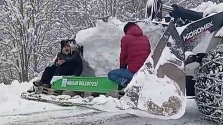 Tokat’ta kar nedeniyle kapanan yolda kepçeyle cenaze taşındı