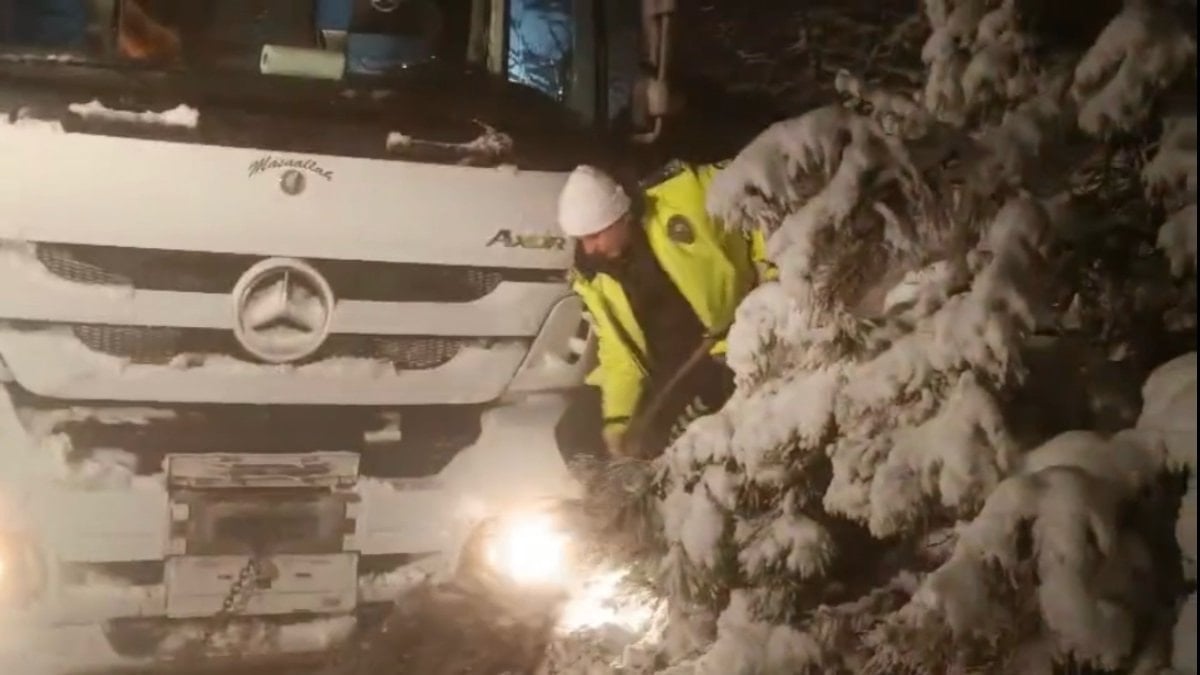 Tokat’ta kara saplanan tırı kurtarmak için polisler kürekle kar kazıdı