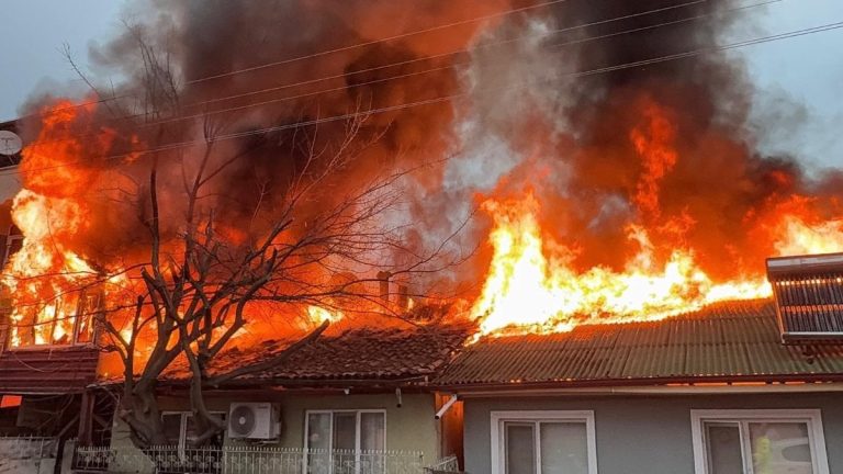 Tokat’ta kediler üşümesin diye yakılan soba iki evi küle çevirdi