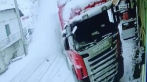 Tokat’ta kontrolden çıkan tır, eve çarptı