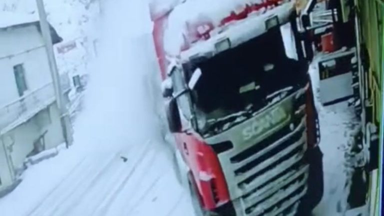 Tokat’ta kontrolden çıkan tır, eve çarptı