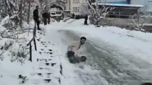 Tokat’ta poşetle kayan gençler bahçeye savruldu