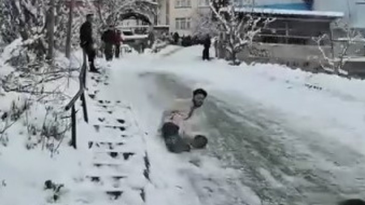 Tokat’ta poşetle kayan gençler bahçeye savruldu