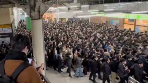 Tokyo’da elektrik kesintisi: Binler metro istasyonunda mahsur kaldı