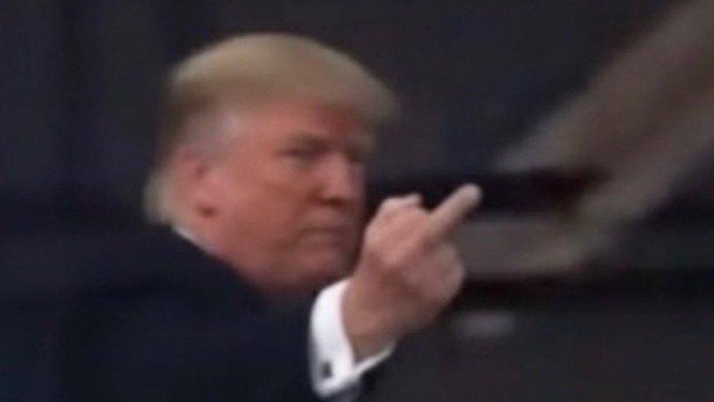 Trump, kendisine “pedofili koruyucusu” diye bağıran adama orta parmak gösterdi