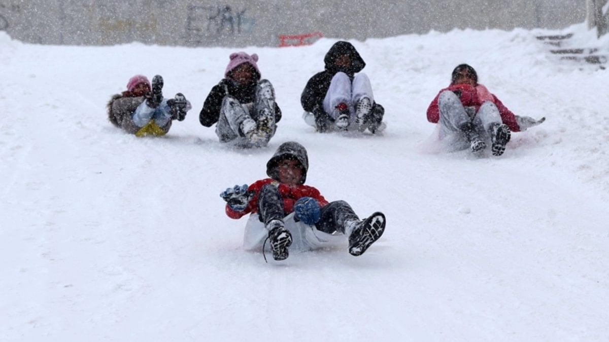 Ülke genelinde soğuk hava hakim: İstanbul’daki fırtına yerini kar yağışına bırakıyor