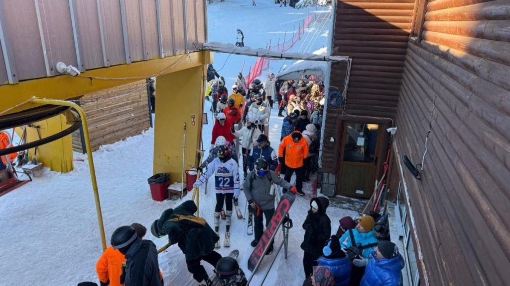 Uludağ’da yarıyıl tatili yoğunluğu: Metrelerce kuyruk oluştu