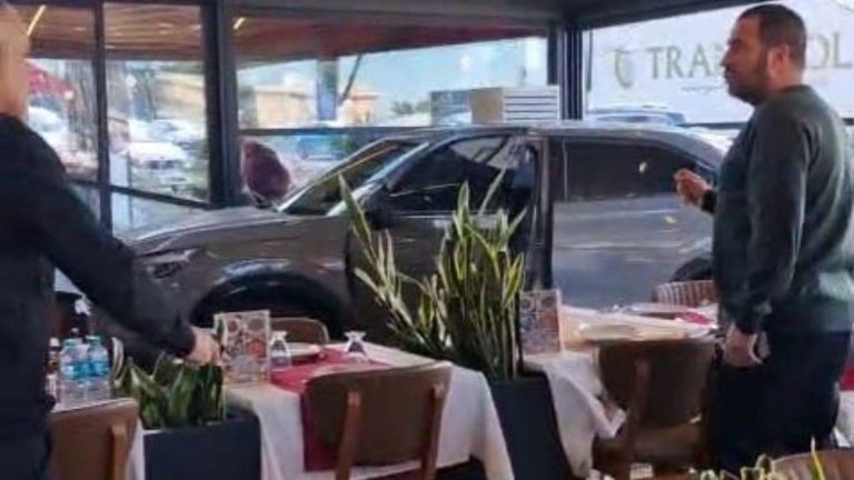 Ünlü sanatçı Cahit Berkay, kullandığı araçla restorana daldı