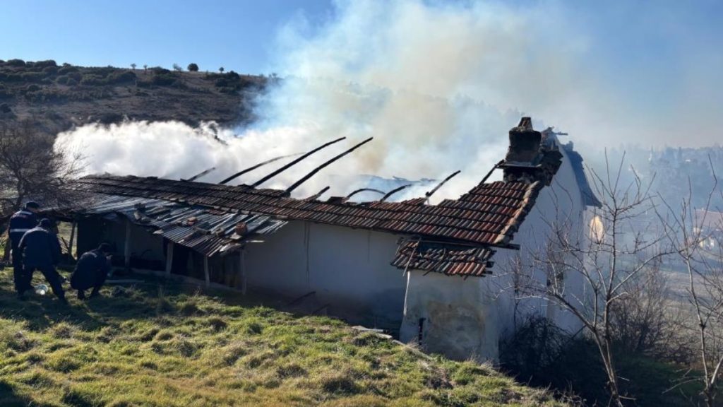 Uşak’ta ev alevlere teslim oldu: 1 ölü 1 yaralı