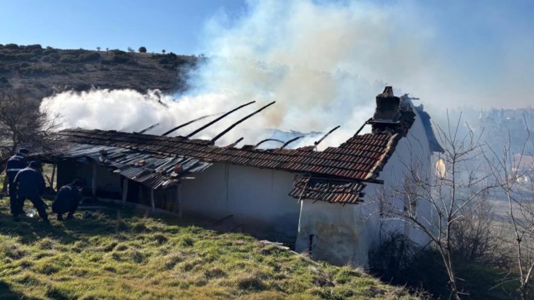 Uşak’ta ev alevlere teslim oldu: 1 ölü 1 yaralı