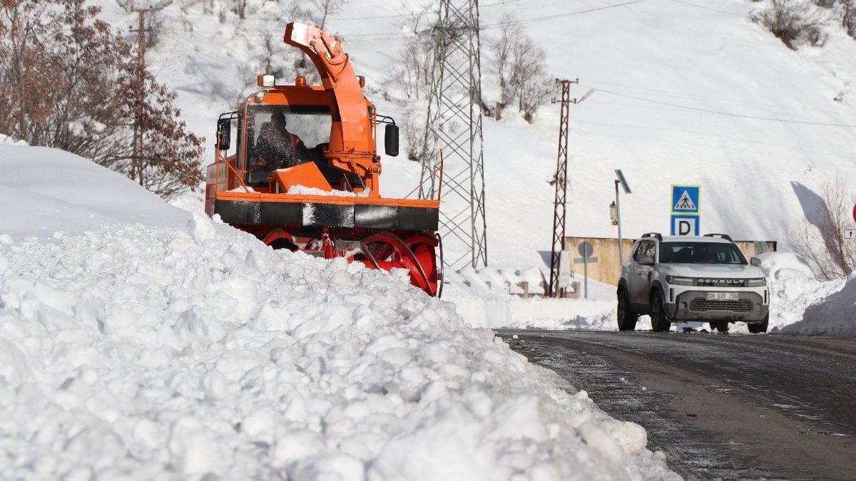 Van ve Bitlis’te kardan kapanan yollar açıldı