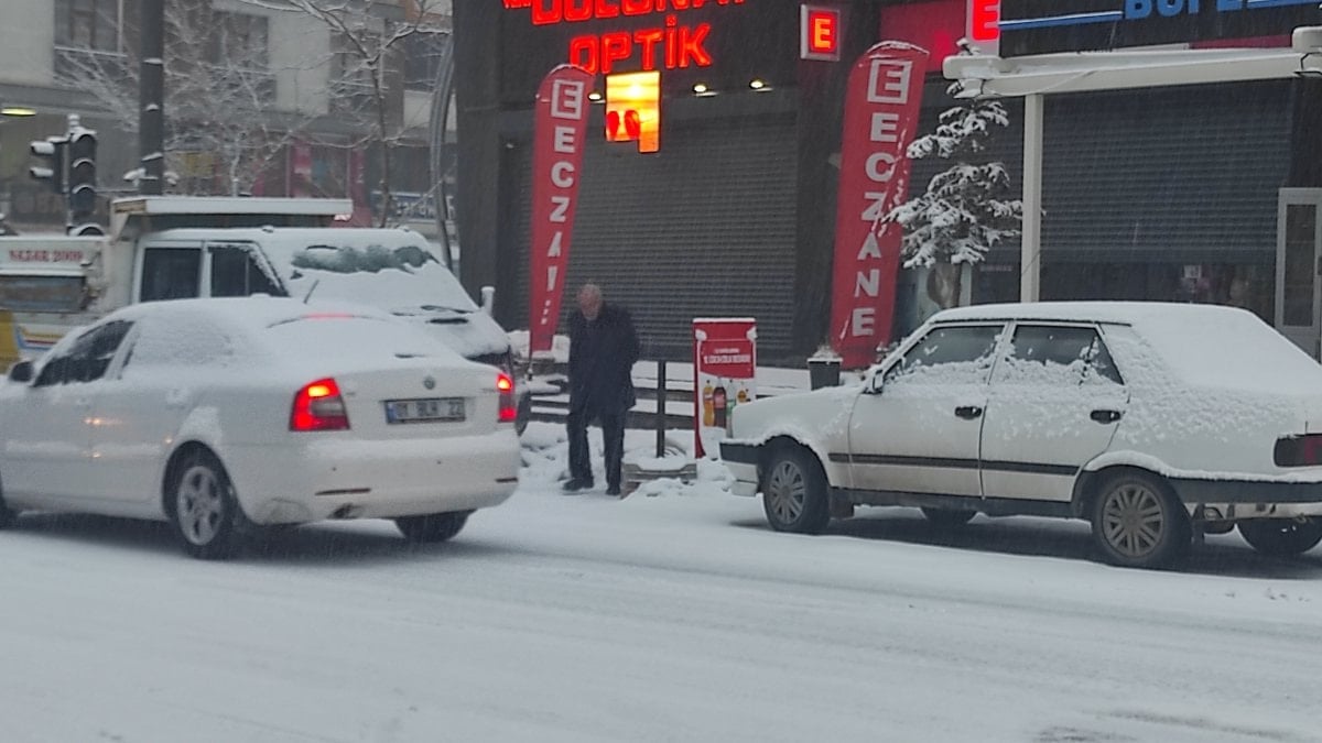 Van’da 296 yerleşim yeri ulaşıma kapandı