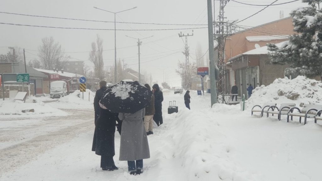 Van’da 90 yerleşim yerinin yolu kardan kapandı