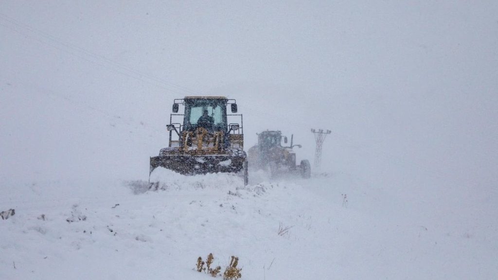 Van’da kar yağışı etkili oluyor