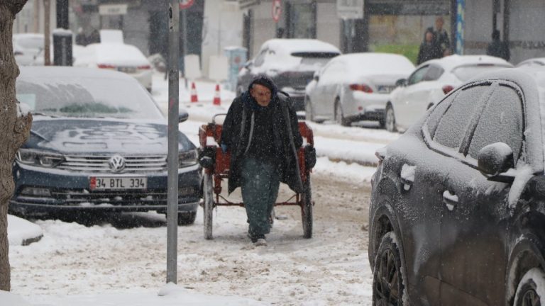 Van’da karla mücadele sürüyor