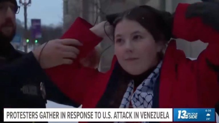 Venezuela konusunda Trump’ı eleştiren aktivist röportaj sırasında tutuklandı