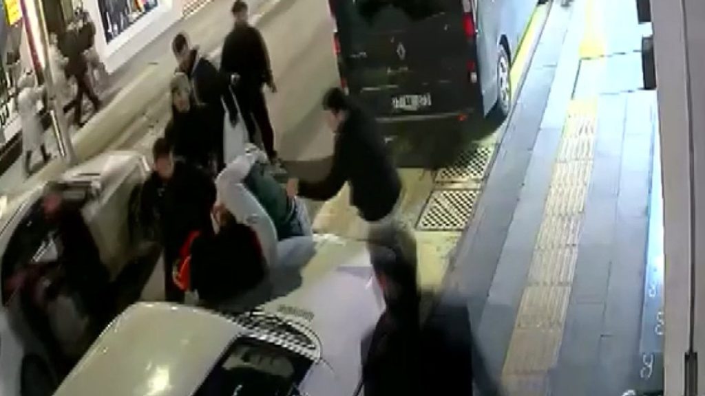 Yalova’da 9 kişilik arkadaş grubu esnafı darbetti