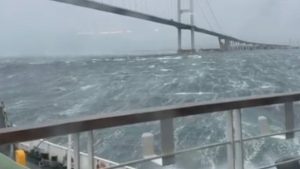 Yalova’da arabalı feribot deniz ortasında mahsur kaldı