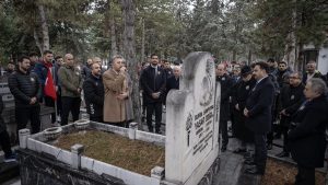 Yaşar Doğu, mezarı başında anıldı