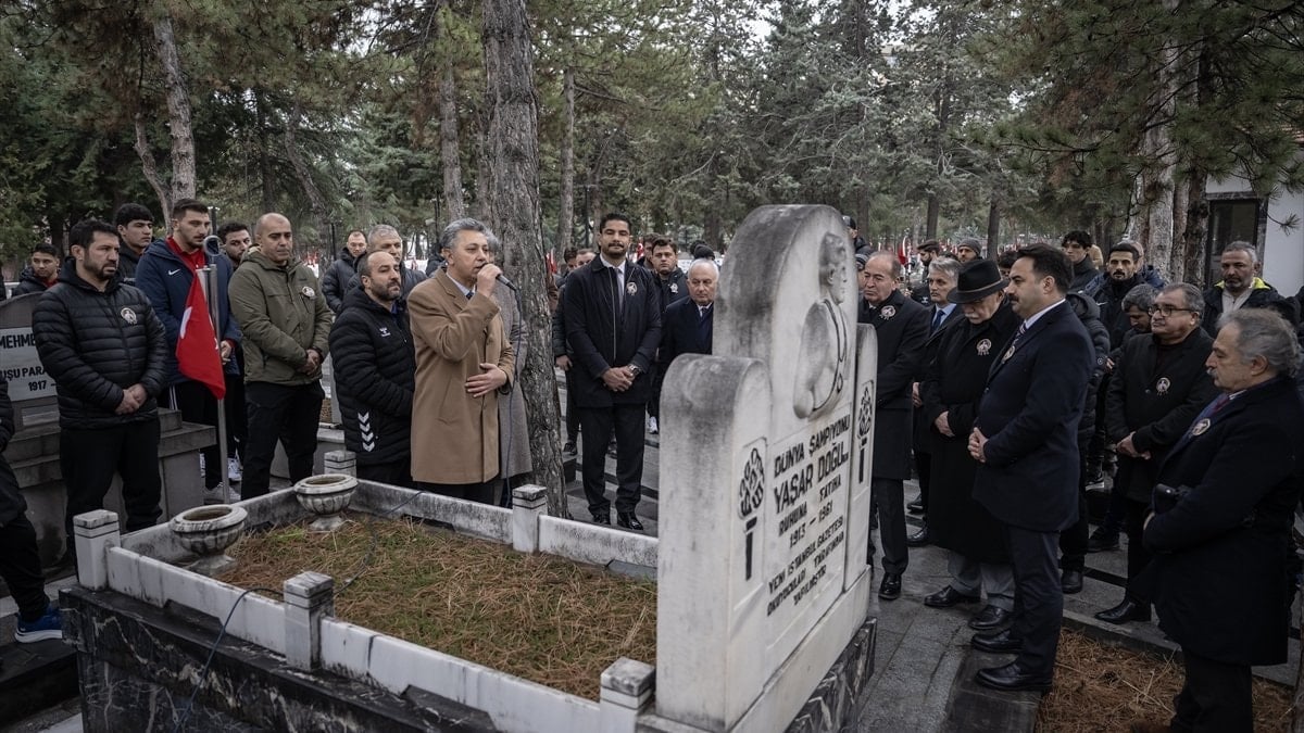 Yaşar Doğu, mezarı başında anıldı