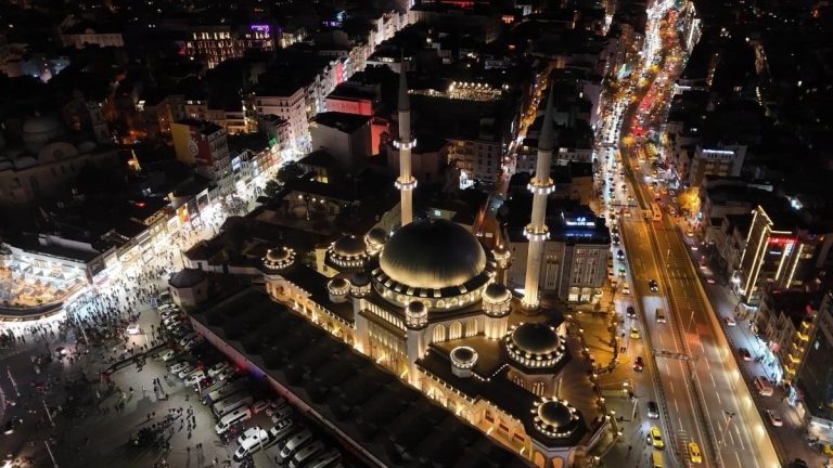 Yeni yıla saatler kala Taksim Meydanı doldu: Yoğunluk havadan görüntülendi