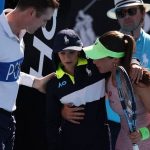 Zeynep Sönmez, fenalaşan top toplayıcı çocuğa destek oldu